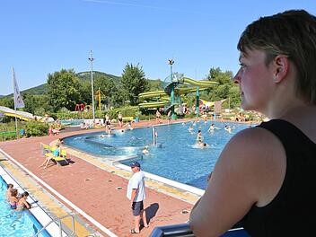 Sommerreporterin Sabrina Friedrich arbeitet im "Ebser Mare" für ein paar Stunden als Schwimmmeisterin. Foto: Barbara Herbst