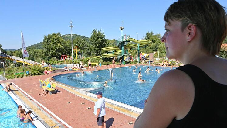 Sommerreporterin Sabrina Friedrich arbeitet im "Ebser Mare" für ein paar Stunden als Schwimmmeisterin. Foto: Barbara Herbst