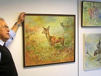 Bürgervereinsvorsitzender Ingo Hafenecker zeigt drei der 40 Bilder, die nun aus dem Fundus von 420 Gemälden präsentiert werden. Fotos: Ralf Kestel