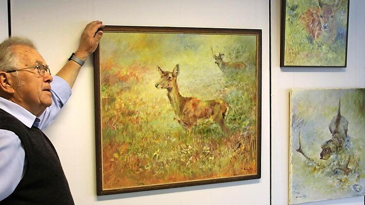 Bürgervereinsvorsitzender Ingo Hafenecker zeigt drei der 40 Bilder, die nun aus dem Fundus von 420 Gemälden präsentiert werden. Fotos: Ralf Kestel