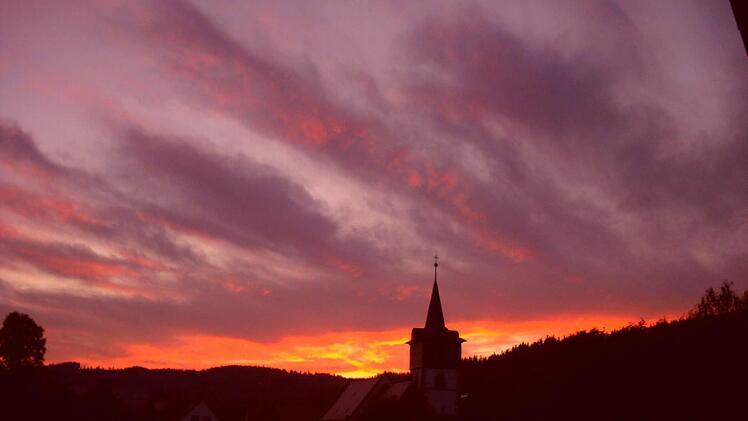 Elke Kuhnlein hat diesen herrlichen Sonnenaufgang mit ihrer Kamera festgehalten.