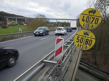 Nicht mehr nur "mangelhaft" , sondern schon "ungenügend": Die viel befahrene Brücke über den Füllbach bei Roth am Forst muss komplett abgerissen und durch zwei Wellenstahl-Durchlässe ersetzt werden. Über ein halbes Jahr werden die Bauarbeiten dauern. Foto: Berthold Köhler