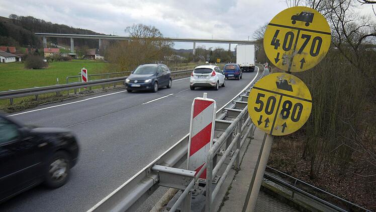 Nicht mehr nur "mangelhaft" , sondern schon "ungenügend": Die viel befahrene Brücke über den Füllbach bei Roth am Forst muss komplett abgerissen und durch zwei Wellenstahl-Durchlässe ersetzt werden. Über ein halbes Jahr werden die Bauarbeiten dauern. Foto: Berthold Köhler