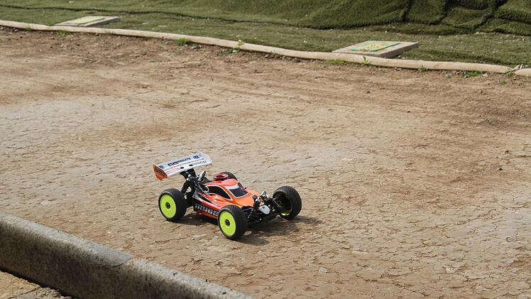 Nach den ersten Anfangsschwierigkeiten konnte Stadtwerke-Chef Stephan Pröschold das Auto des MCT-Vorsitzenden sicher zurück in die Boxengasse steuern. Foto: Sonja Adam