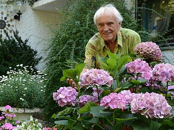 Josef Müller arbeitet seit 38 Jahren an der Gestaltung seines Traumgartens. Seine große Liebe gehört den Hortensien, die überall auf dem Areal mit einem reichen Blütenflor bezaubern.  Fotos: Dagmar Besand