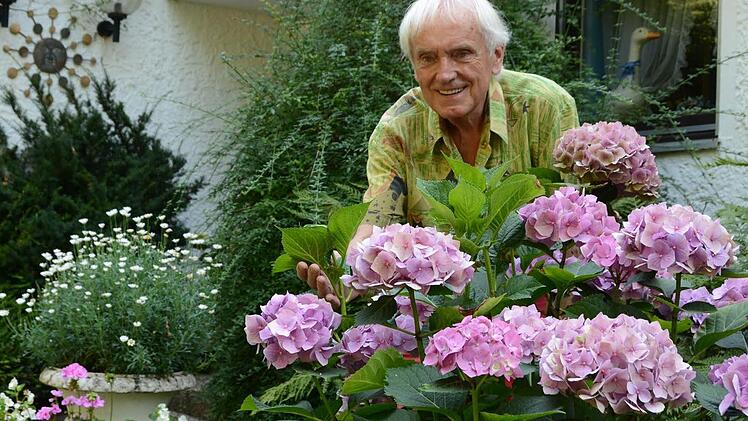 Josef Müller arbeitet seit 38 Jahren an der Gestaltung seines Traumgartens. Seine große Liebe gehört den Hortensien, die überall auf dem Areal mit einem reichen Blütenflor bezaubern.  Fotos: Dagmar Besand