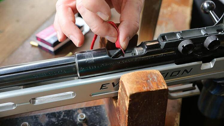 Die rote Fahne in der Öffnung für die Munition bedeutet, dass das Gewehr ungeladen ist.  Foto: Barbara Herbst