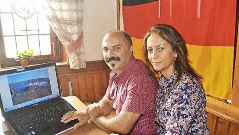 Hasan und Zeynep Dag werden nachdenklich - hier in ihrem Lokal -, wenn sie ihre Urlaubsfotos aus der Türkei anschauen. Foto: K.- H. Hofmann