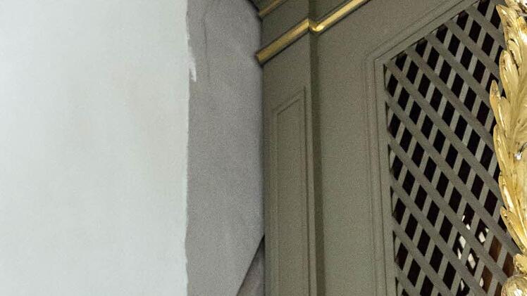 Vorher-nachher-Vergleich. Weiß ist der neue Anstrich, daneben ist der Zustand vor der Sanierung sichtbar.Foto: Jochen Berger