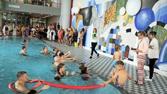 Geschäftsführerin Stine Michel (rechts vorne) und Marketingleiterin Nancy Grau (rechts) ermitteln mit "Glücksfee" Jamie die Gewinner. Foto: Bettina Knauth