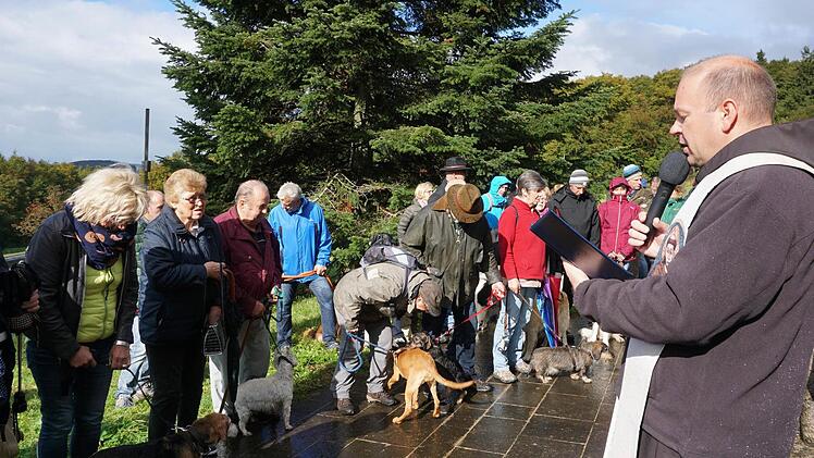 Pater Stanislaus (rechts) segnete letztmals am Kreuzberg die Tiere. Foto: Marion Eckert