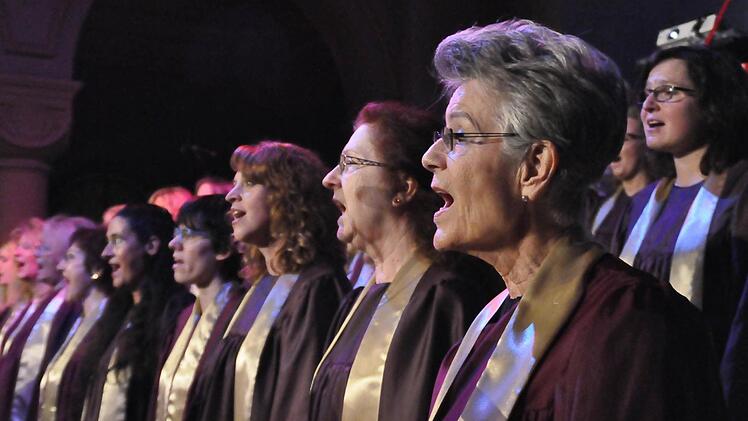 Mit der "KisSingers Gospel Weihnacht" begeisterte der Gospelchor der evangelischen Gemeinde unter der Leitung von Kirchenmusikdirektor Jörg Wöltche in der Erlöserkirche die Zuhörer.  Foto: Peter Klopf