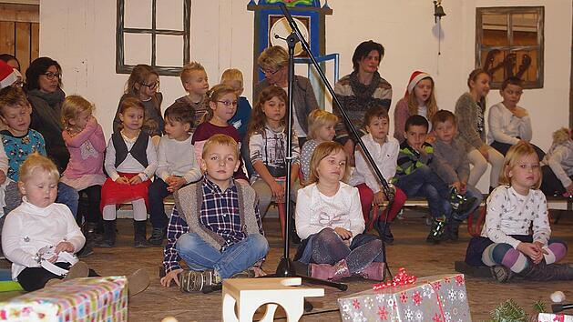Die Jungen und Mädchen der Kita St. Laurentius Neufang erfreuten mit einem weihnachtlichen Bühnenprogramm. Foto: Heike Schülein