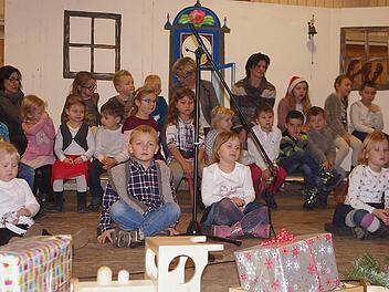 Die Jungen und M&auml;dchen der Kita St. Laurentius Neufang erfreuten mit einem weihnachtlichen B&uuml;hnenprogramm. Foto: Heike Sch&uuml;lein