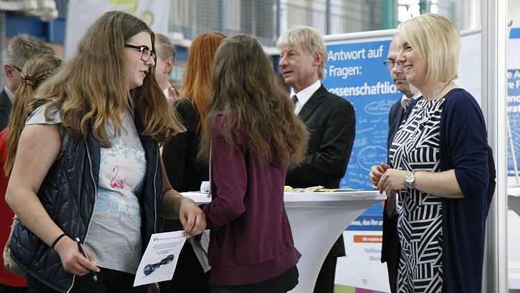 19 der Aussteller der Gewerbeschau in Marktleugst boten am Samstag auch spezielle Informationen und Kontakte für angehende Auszubildende an. Foto: Klaus Klaschka