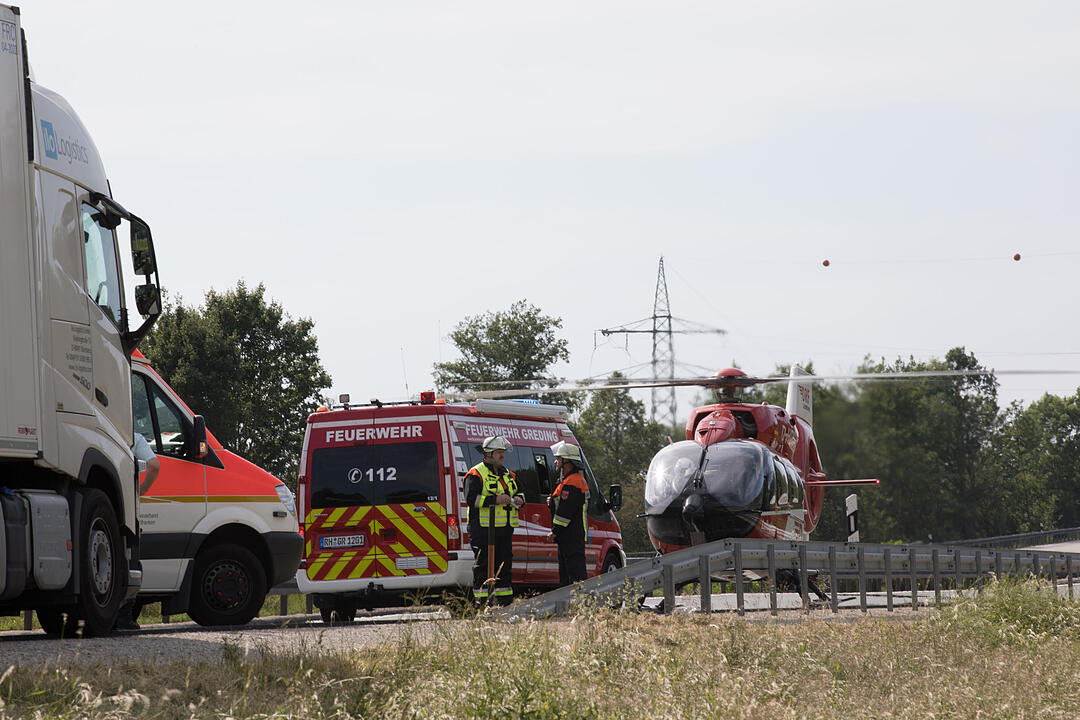 Vom Lkw mitgeschleift – Autofahrer auf A9 bei Greding lebensgefährlich verletzt