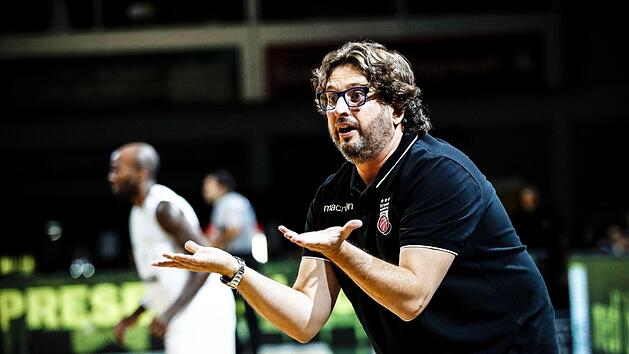 Brose-Trainer Andrea Trinchieri konnte auch am Sonntag lange nicht mit der Leistung seines Teams zufrieden sein. Foto: Daniel L&ouml;b