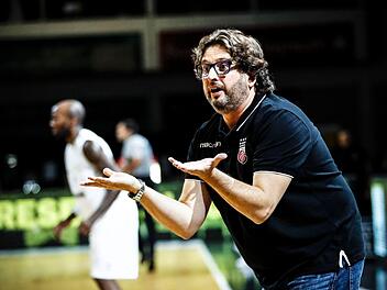 Brose-Trainer Andrea Trinchieri konnte auch am Sonntag lange nicht mit der Leistung seines Teams zufrieden sein. Foto: Daniel Löb