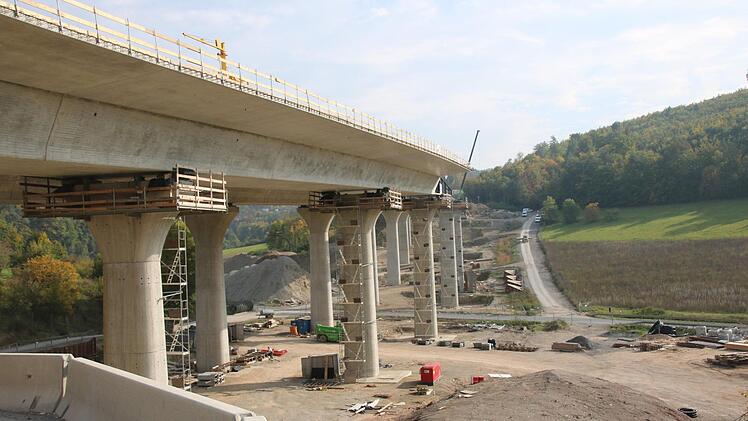 Jede Woche werden 25 Meter Autobahn-Brücke betoniert und übers Tal neben dem Klöffelsberg geschoben. Foto: Ralf Ruppert