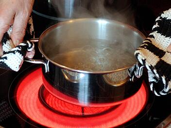 Das Wasser muss abgekocht werden. Symbolfoto: Patrick Pleul, dpa