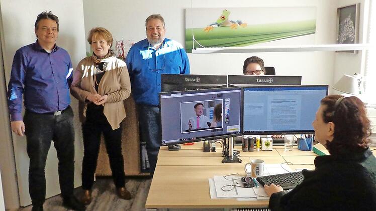 Besuch von Bürgermeisterin Brigitte Meyerdierks (2. von links) bekamen die beiden Unternehmer Michael Schmaus (links) und Holger Boller. Bei einem Rundgang nahm die Rathauschefin die neuen Räumlichkeiten in Augenschein und informierte sich über das Dienstleistungsangebot der noch jungen Firma.  Foto: Rolf Pralle