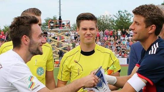 Der Wimpeltausch mit Thomas M&uuml;ller vor der Partie gegen Bayern ziert Seybolds Facebook-Titelbild. Foto: privat