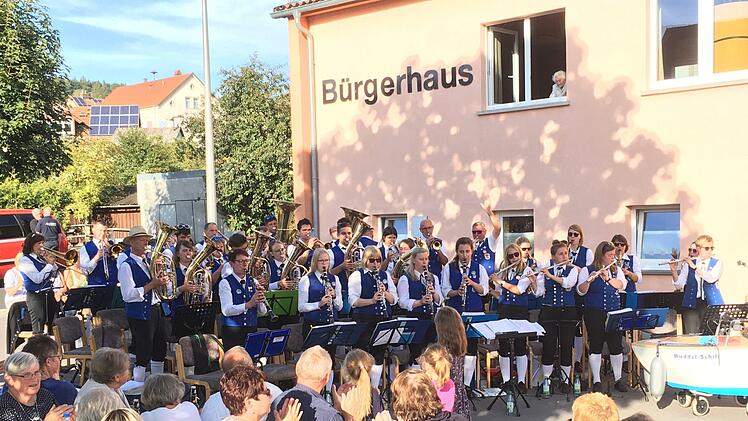 Das Jugendblasorchester Scholz  Geroda spielte ein Wunschkonzert bei der Aufstellung des Gedenksteins für  Gründer Heinz Scholz. Foto: Theresa Kohl
