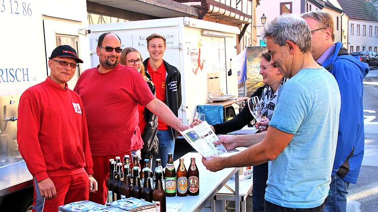 Die fünfte Biermeile im oberen Teil der Veit-Stoß-Straße war Treffpunkt der  Liebhaber eines guten Bieres. Unser Bild zeigt beim Start links Wulf und  Guido Dünisch von der gleichnamigen Getränkehandlung und rechts im  Vordergrund Arno Reuscher, den Vorsitzenden von Kaufhaus Mürscht. Foto:  Dieter Britz