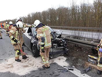 An der Mittelschutzplanke blieb der beschädigte Opel stehen. Die Feuerwehr sicherte den Wagen. Felix Kühnl/Feuerwehr Haßfurt