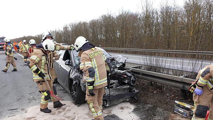An der Mittelschutzplanke blieb der beschädigte Opel stehen. Die Feuerwehr sicherte den Wagen. Felix Kühnl/Feuerwehr Haßfurt