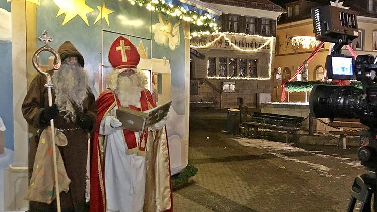 Nikolaus und Knecht Ruprecht gaben ein Interview am Marktplatz in Bad Königshofen, das jeder ab Sonntag digital sehen kann. Foto: Hanns Friedrich
