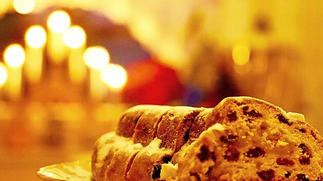 Christstollen und Weihnachtzeit, Kulinarisches und Kerzen geh&ouml;ren zueinander und sind untrennbar miteinander verbunden.  Foto: Roland Sch&ouml;nm&uuml;ller