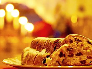 Christstollen und Weihnachtzeit, Kulinarisches und Kerzen gehören zueinander und sind untrennbar miteinander verbunden.  Foto: Roland Schönmüller