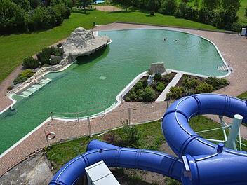 Warten auf die Zeit nach Corona: Der Naturheilwassersee an der Frankentherme in Bad Königshofen. Vielleicht kann er zu Ostern wieder geöffnet werden. Foto: Hanns Friedrich