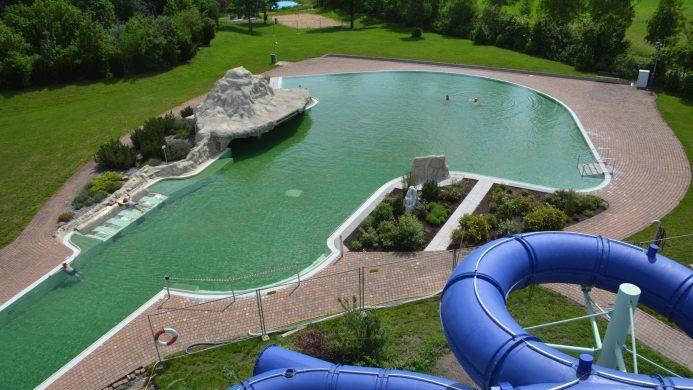 Warten auf die Zeit nach Corona: Der Naturheilwassersee an der Frankentherme in Bad Königshofen. Vielleicht kann er zu Ostern wieder geöffnet werden. Foto: Hanns Friedrich