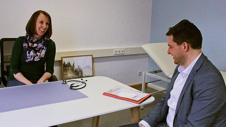 OB Dominik Sauerteig durfte testweise im neuen Behandlungszimmer von Marilena Höfer Platz nehmen.