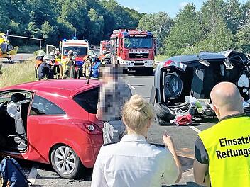 Zwischen Reckendorf und Reckenneusig war die 24-J&auml;hrige mit ihrem Opel frontal mit dem entgegenkommenden Audi der 50-J&auml;hrigen zusammengeprallt. Ob der Unfall geschah, weil die junge Frau einen Lkw &uuml;berholen wollte, ist nicht gekl&auml;rt.