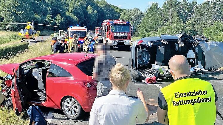 Zwischen Reckendorf und Reckenneusig war die 24-J&auml;hrige mit ihrem Opel frontal mit dem entgegenkommenden Audi der 50-J&auml;hrigen zusammengeprallt. Ob der Unfall geschah, weil die junge Frau einen Lkw &uuml;berholen wollte, ist nicht gekl&auml;rt.