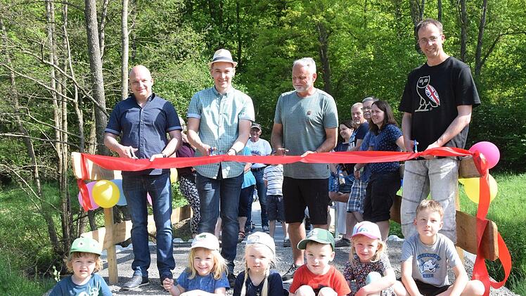 Das symbolische Durchschneiden eines Bandes darf natürlich nicht fehlen, wenn ein Radweg seiner Bestimmung übergeben wird. Foto: Eckhard Heise