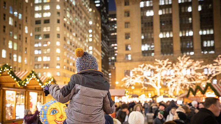 Kuriose US-Christkindlesmarkt-Kopie sorgt für Begeisterung - mit Nürnberger Bratwurst und Glühwein