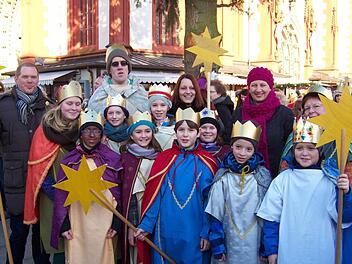 Patrick Hanus (links) begleitete eine kleine Gruppe von Eberner Sternsingern zur zentralen Eröffnungsfeier in Würzburg. Nicht nur der Festgottesdienst im Dom beeindruckte die kleinen und großen Könige. Foto: privat