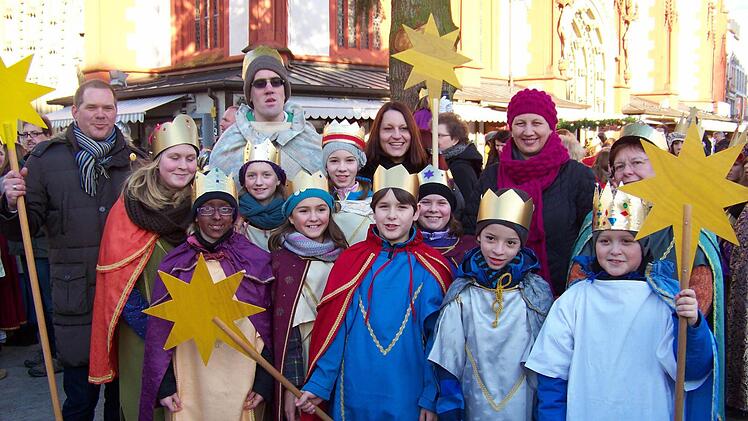 Patrick Hanus (links) begleitete eine kleine Gruppe von Eberner Sternsingern zur zentralen Eröffnungsfeier in Würzburg. Nicht nur der Festgottesdienst im Dom beeindruckte die kleinen und großen Könige. Foto: privat
