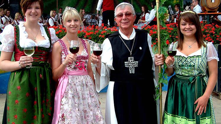 Die Symbolfigur Abt-Degen, repräsentiert von Richard Schlegelmilch (Zeil), inmitten der Weinprinzessinnen (von links) Kristna Reinhart (Donnersdorf), Isabel Bergmann (Sand) und Karina Pfister (Oberschwarzach).
