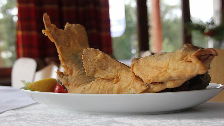 Fertig ist der "Karpfen im Bierteig gebacken". Zeigt der Schwanz nach oben, kann der Gast sicher sein, dass der Fisch frisch ist.