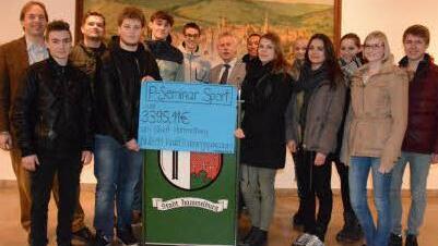 Übergabe: Stadtbaumeister Detlef Mohr und Bürgermeister Ernst Stross freuen sich über das Engagement der Schüler des P-Seminars Sport des Hammelburger Frobenius-Gymnasiums.  Foto: Elisabeth Assmann