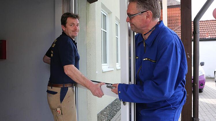 Andreas Firdler (links) und Friedwald Schedel an der Haustür Foto: Matthias Hoch