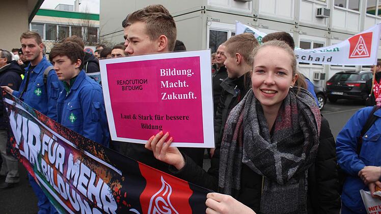 Die jungen Mitarbeiter machten sich beim Warnstreik für mehr Bildung stark. Foto: Andreas Dorsch