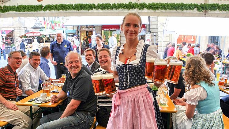 Eine Bedienung mit Dirndl im Sandkerwa-Festzelt Foto: RiegerPress