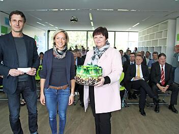 Die Architekten Tino Heß und Kathleen Gänse überreichten Schulleiterin Ulrike Endres zur Einweihung des neuen Ganztagsbereichs des Caspar-Vischer-Gymnasiums eine Schüssel mit "Studentenfutter".  Fotos: Sonja Adam