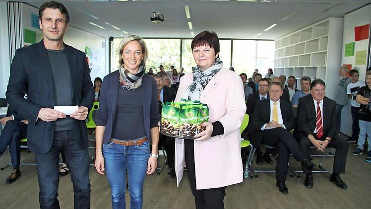 Die Architekten Tino Heß und Kathleen Gänse überreichten Schulleiterin Ulrike Endres zur Einweihung des neuen Ganztagsbereichs des Caspar-Vischer-Gymnasiums eine Schüssel mit "Studentenfutter".  Fotos: Sonja Adam